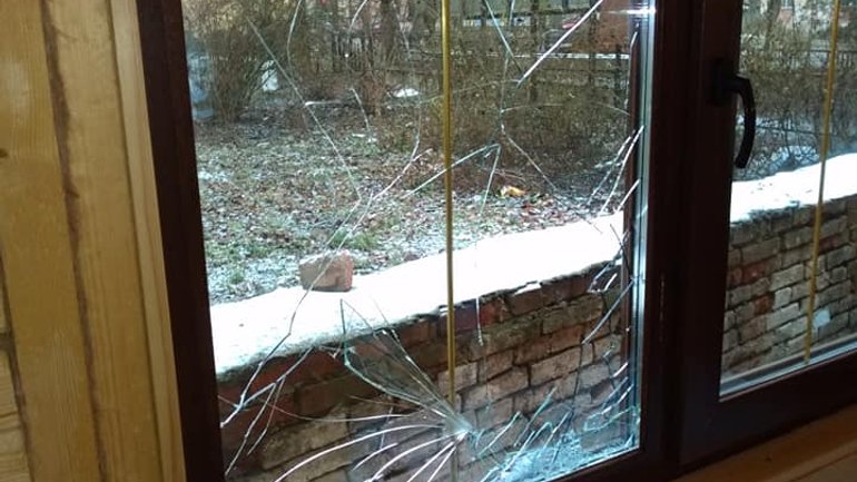 На Полтавщині вандали побили вікна в каплиці УГКЦ - фото 1