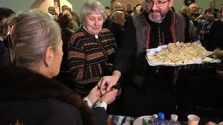 Глава УГКЦ розділив Святу вечерю з людьми похилого віку - фото 1