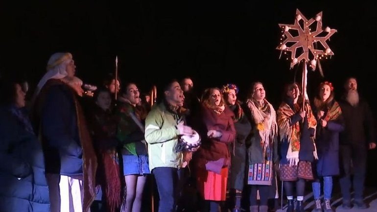 UCU students sang carols under the windows of the detention center where Yulia Kuzmenko and Andriy Antonenko are being held - фото 1