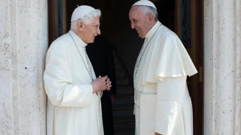 Угроза двоепапия. Как "пенсионера" Бенедикта XVI используют против Франциска - фото 1