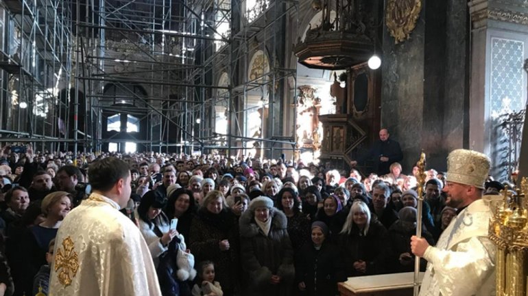 Few thousands of believers in the Garrison Church participated in the Liturgy firstly performed by bishop Stepan Sus - фото 1