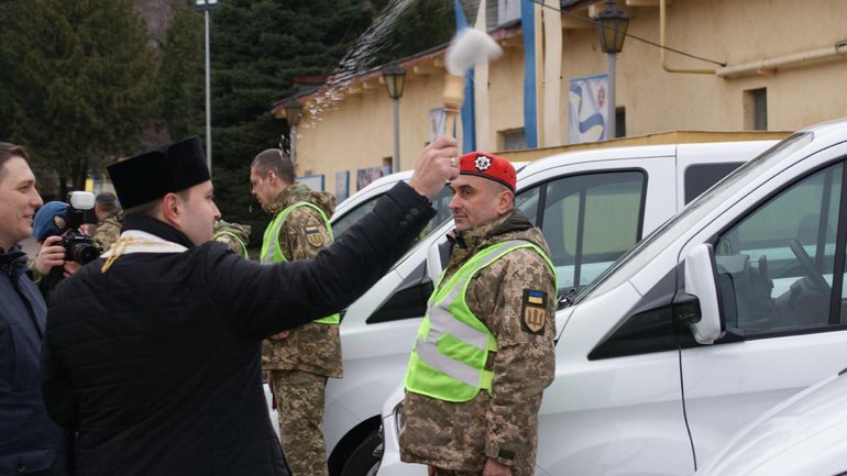 Капелани УГКЦ поблагословили автомобілі для Військової служби правопорядку - фото 1