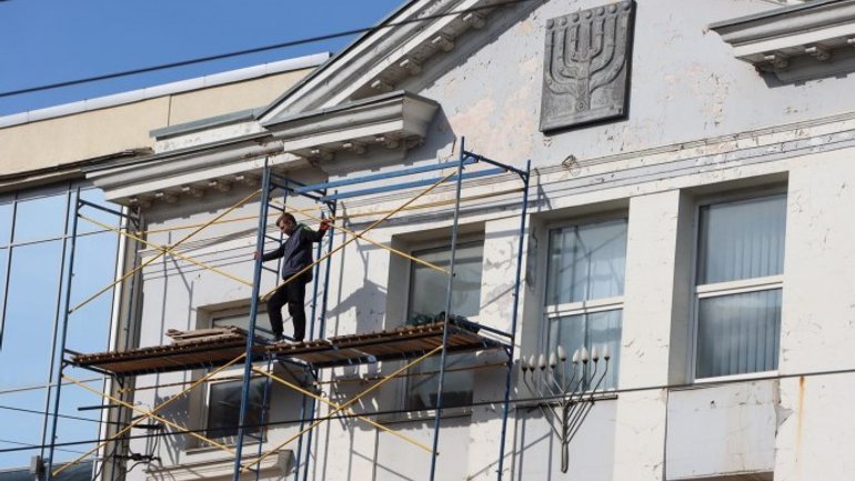 У центрі Вінниці почали ремонтувати фасад синагоги - фото 1