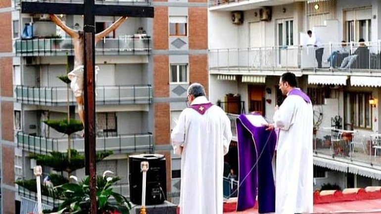 Священник у Неаполі з даху костелу та з гучномовцем служить Меси для вірян - фото 1