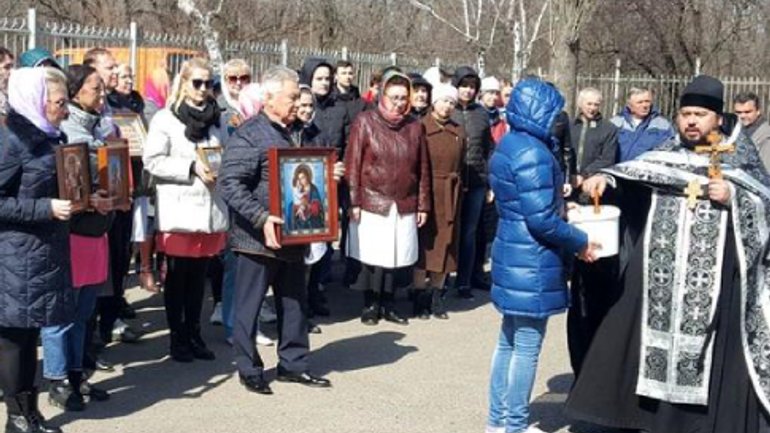 В оккупированном Луганске медиков собрали на молебен против коронавриса - фото 1