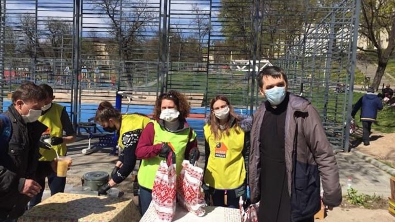 Їм зараз найважче: УГКЦ у Львові просить допомогти нагодувати бездомних - фото 1