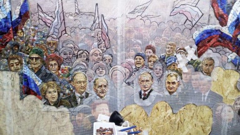 З головного храму ЗС РФ демонтували зображення Сталіна з Путіним і гасло «Крим наш» - фото 1