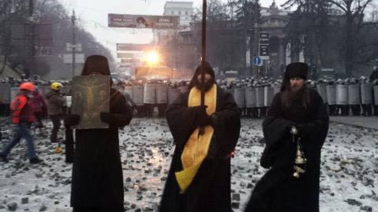 Три священника-монаха 22 часа сдерживали силовое противостояние на ул.Грушевского - фото 1