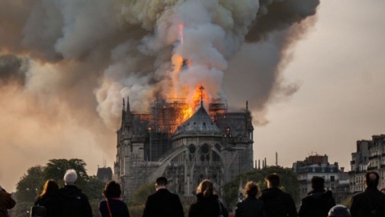 У Парижі вперше після пожежі відкрили площу перед собором Паризької Богоматері - фото 1