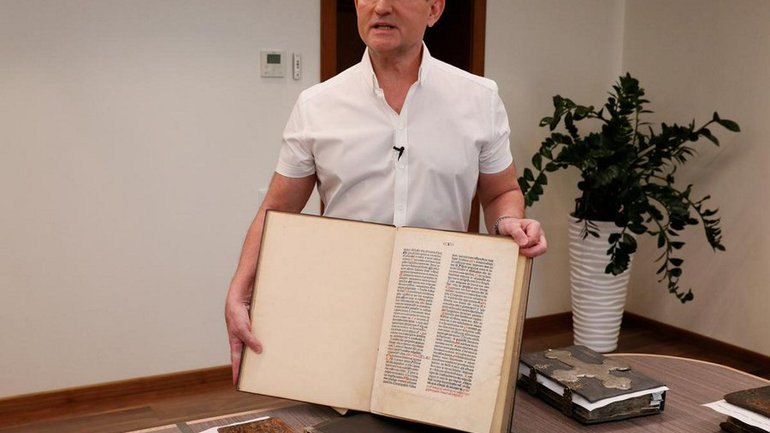 Viktor Medvedchuk with the Bible - фото 1