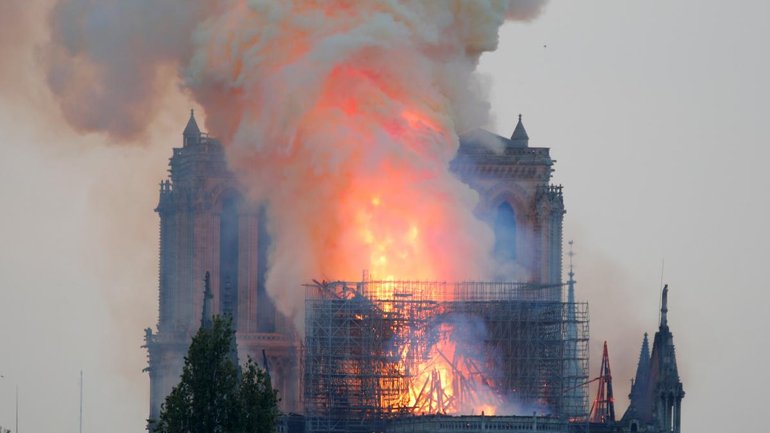 Пожежа в соборі Паризької Богоматері - фото 1