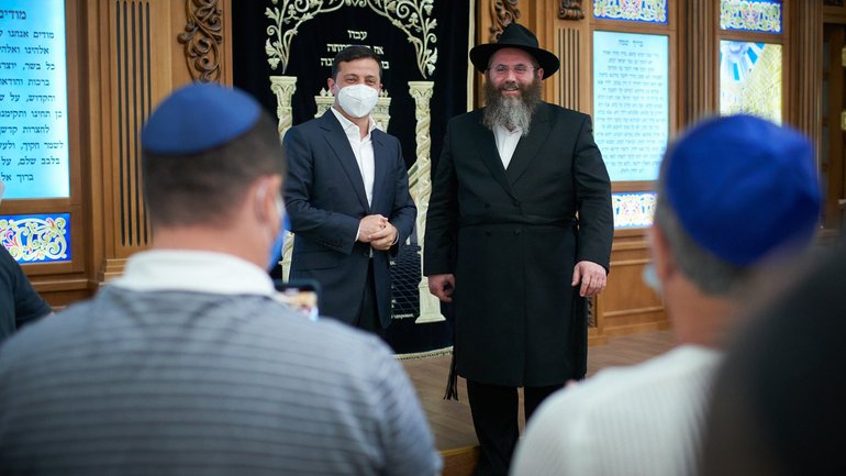 Zelensky visits a synagogue in Kherson - фото 1
