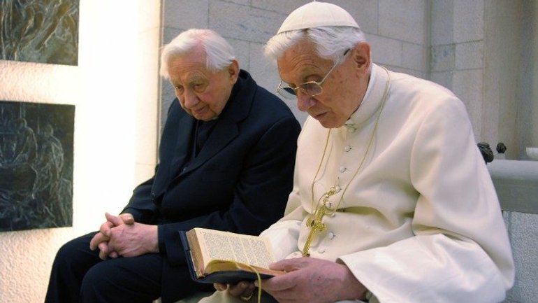 Папа-емерит Бенедикт XVI з братом Ґеорґом Ратцінґером - фото 1
