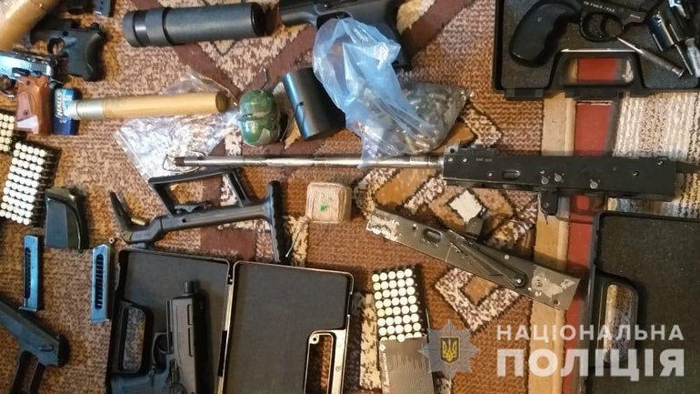 Полицейские Львовщины задержали священнослужителя за торговлю оружием - фото 1