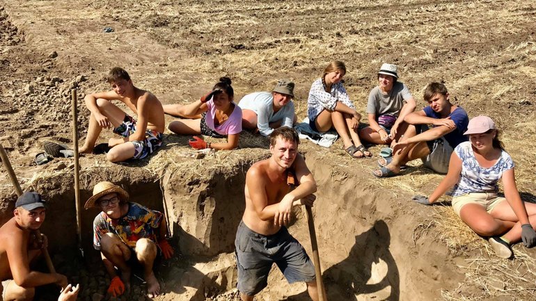 На Мамай-горі археологи виявили культові скіфські ями та поховання кочівників - фото 1