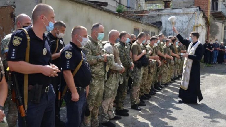 Військовий капелан благословив батальйон патрульної служби, який відправляється на схід України - фото 1