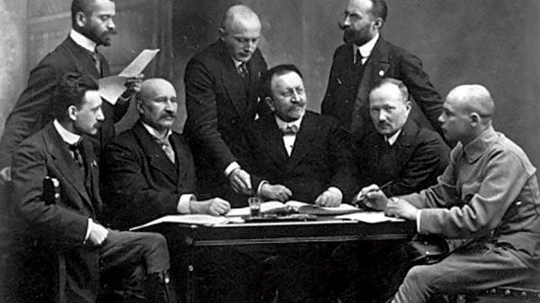 Бойова управа легіону УСС. Томашівський другий праворуч (сидить). Відень, березень 1915 - фото 1