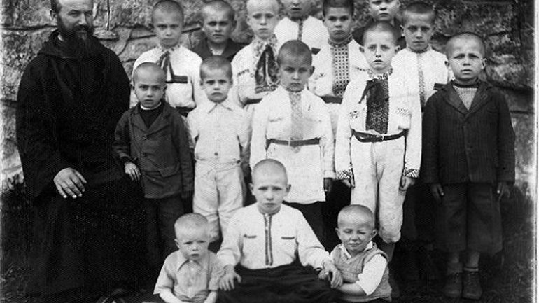 Иеромонах Даниил Тымчина с воспитанниками детского приюта, в центре в вышиванке — Адам Ротфельд  - фото 1