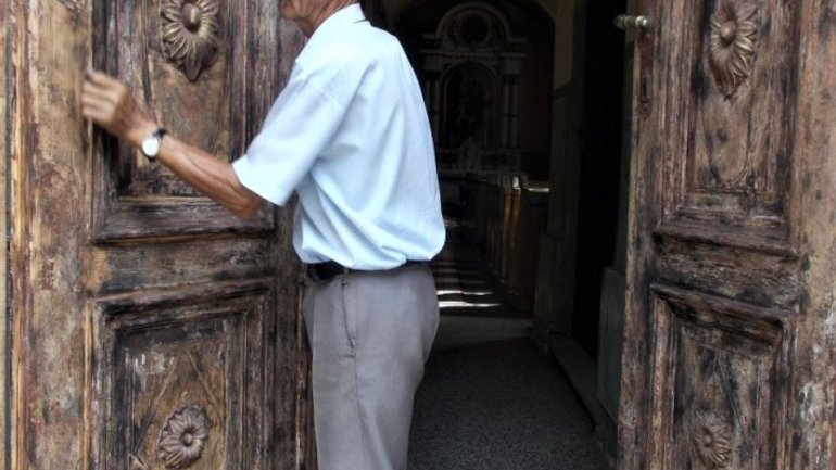 Двері 250-річного костелу св. Юрія в Ужгороді оновлюють вперше за 30 років - фото 1