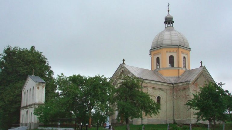 Відреставрований старовинний іконостас повернувся у храм на Львівщині - фото 1