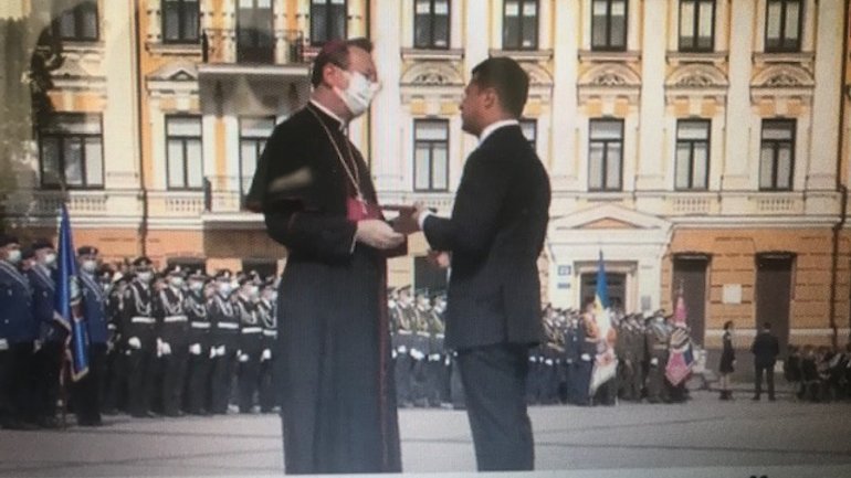 Архиєпископа Клаудіо Ґуджеротті  нагороджено орденом «За заслуги» III ступеня - фото 1