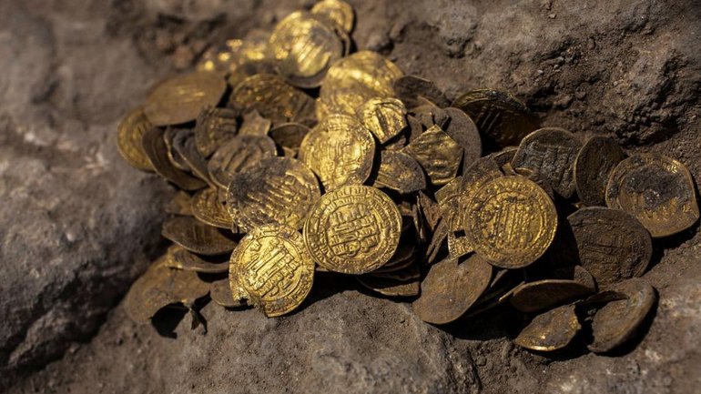 Археологи в центре Израиля нашли 1100-летний тайник с золотыми монетами раннего исламского периода - фото 1