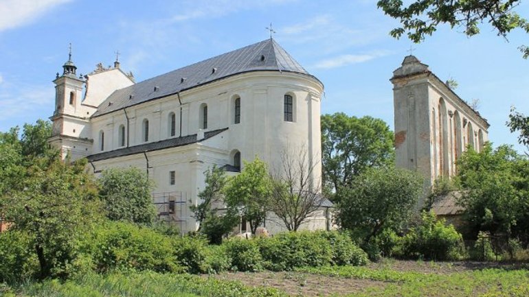 Польські майстри реставрують унікальну 16-метрову дзвіницю костелу на Волині - фото 1