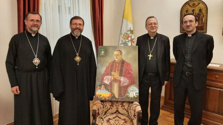 Патріарх Святослав вручив архиєпископові Клаудіо Ґуджеротті пам’ятний дар від УГКЦ - фото 1