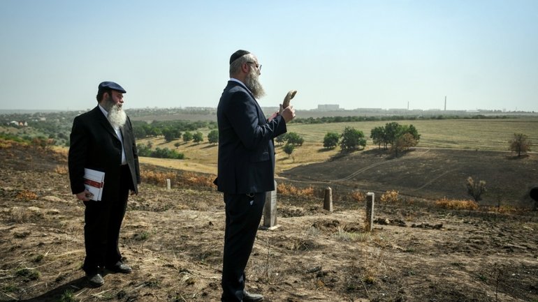 Активісти відновлюють занедбане єврейське кладовище на Верхній Хортиці - фото 1