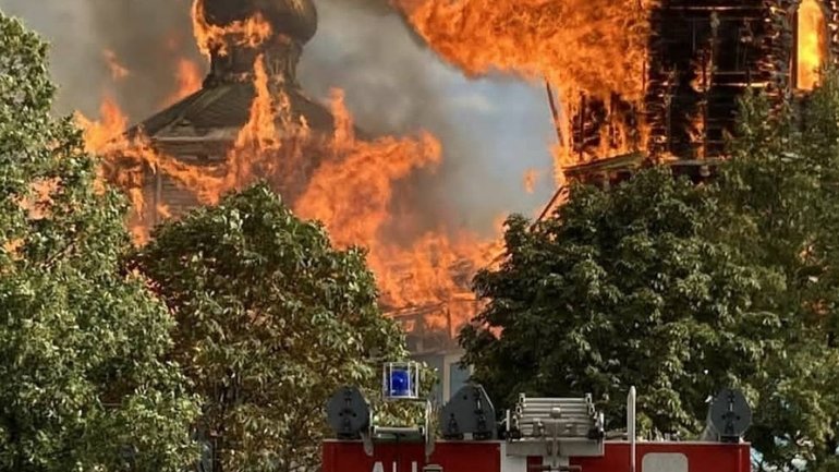 Огонь полностью уничтожил старинный деревянный храм в Донецкой области - фото 1