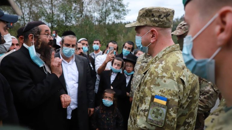 Україна закрила пункт пропуску «Нові Яриловичі», де перебувають тисячі хасидів - фото 1