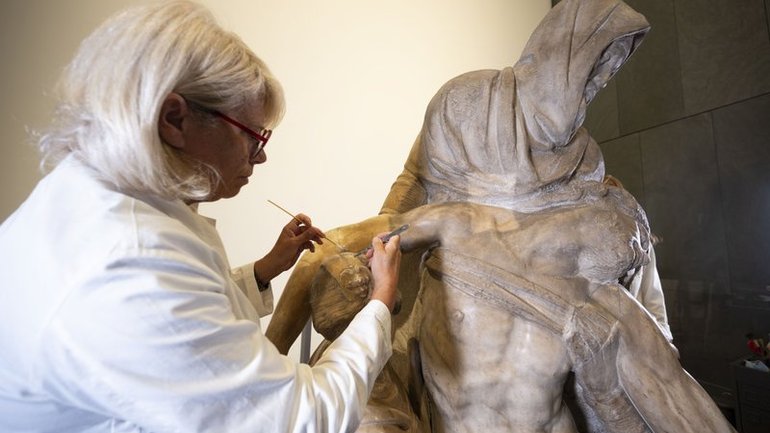 Реставратори відкрили нові деталі відомої скульптури Мікеланджело - фото 1
