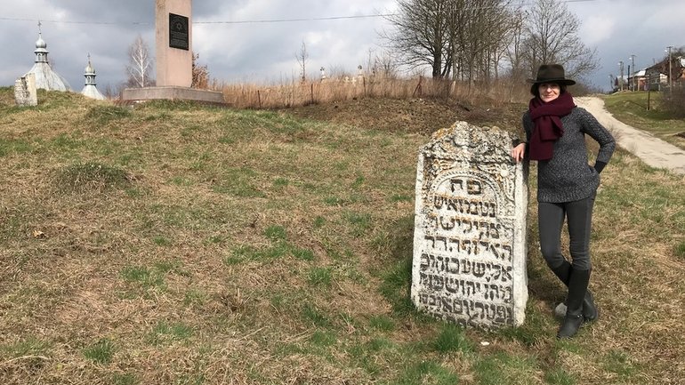 Марла Осборн біля найстарішого надгробка на єврейському кладовищі Рогатина  - фото 1