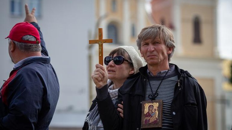 Известного белорусского врача будут судить за то, что выходил на улицу с иконой и молился - фото 1