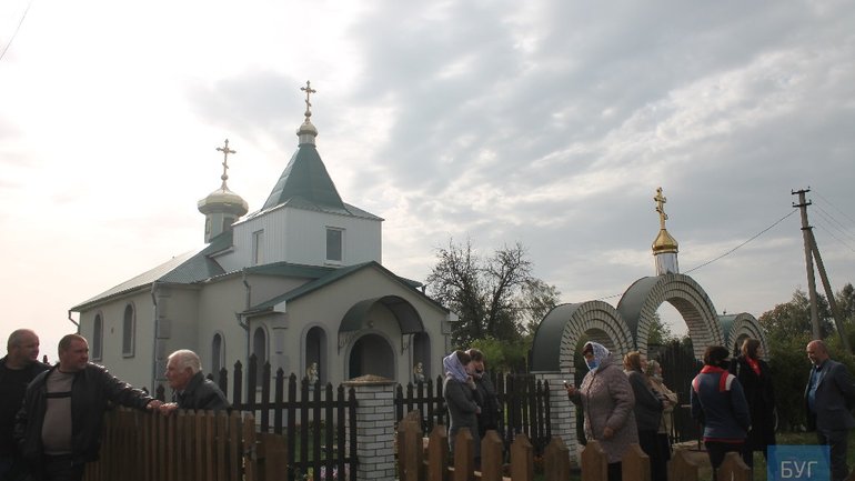 Священик УПЦ МП, якого прогнали за привітання Путіна, з'явився в селі та крадькома провів Богослужіння - фото 1
