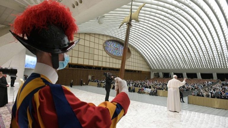 Папа Франциск закликав людей дотримуватися приписів влади, аби покінчити з пандемією - фото 1