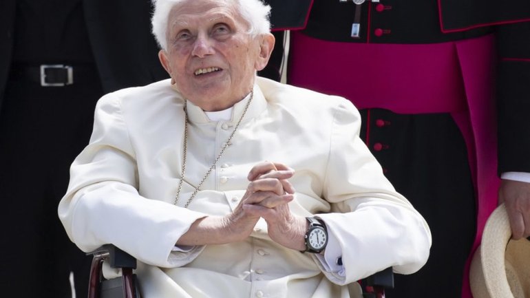 Стан здоров’я Бенедикта XVI погіршується: «Свічка, що повільно згасає» - фото 1