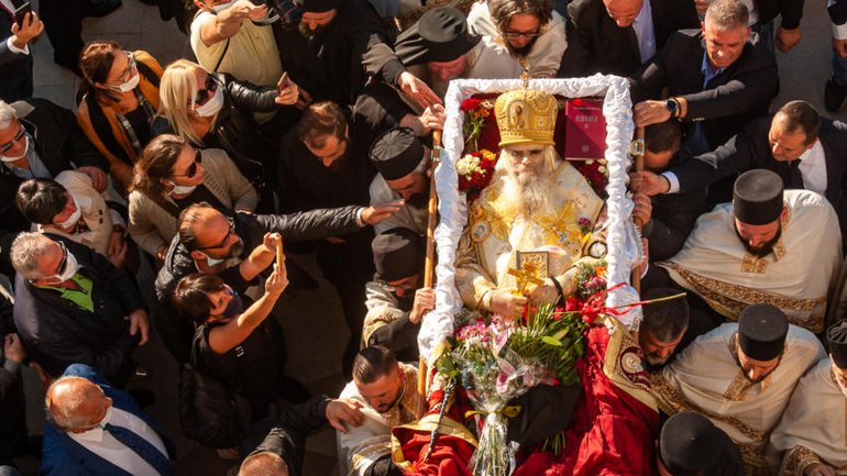 Тисячі людей зібралися на похорон митрополита Чорногорського, який помер від COVID-19 - фото 1