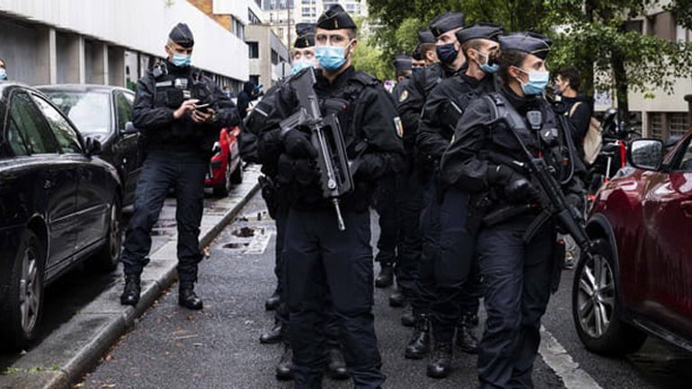 Париж. Поліцейський патруль поблизу місця нападу на редакцію Charlie Hebdo - фото 1