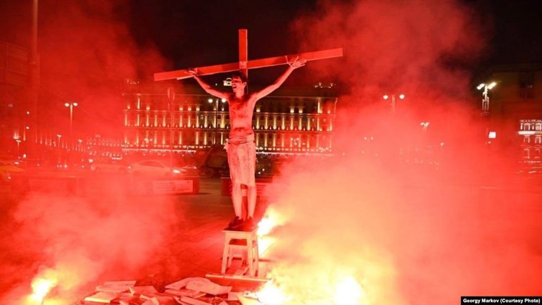 Активист устроил у здания ФСБ в Москве акцию в поддержку политзаключенных в образе Христа - фото 1