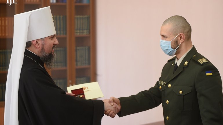 Metropolitan Epifaniy confers the Order of Archangel Michael on released National Guardsman Markiv - фото 1