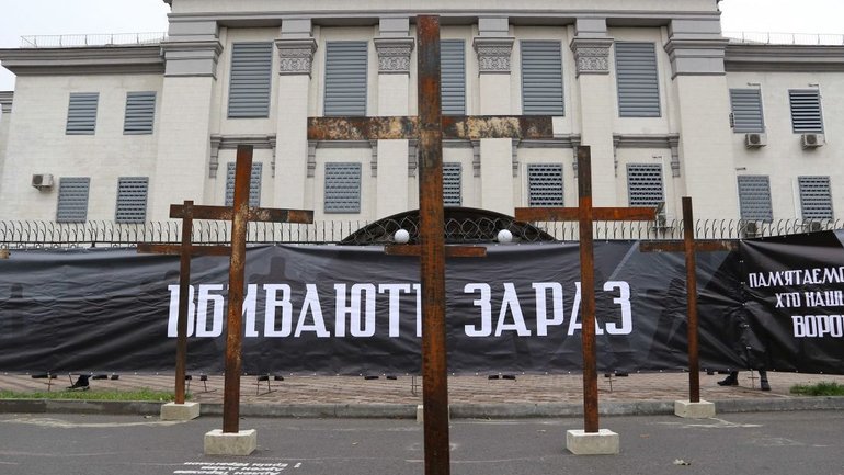 У Києві будівлю посольства Росії обставили залізними хрестами - фото 1