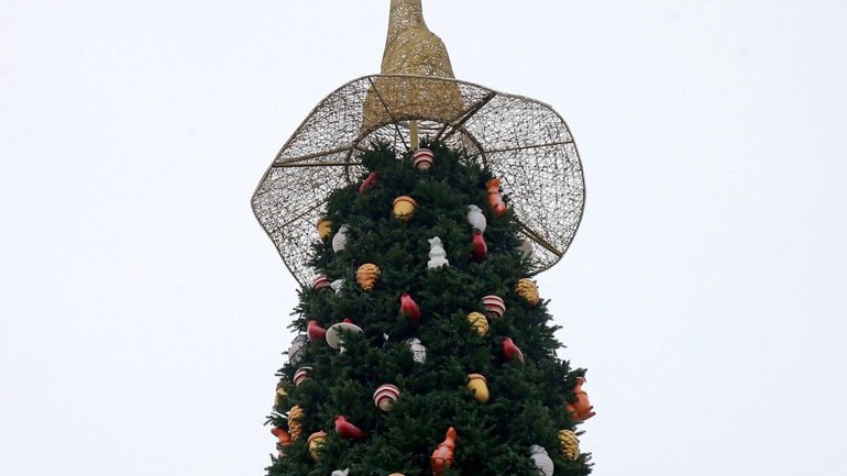 У ПЦУ верхівку ялинки на Софійській площі назвали "відьмацьким капелюхом" - фото 1