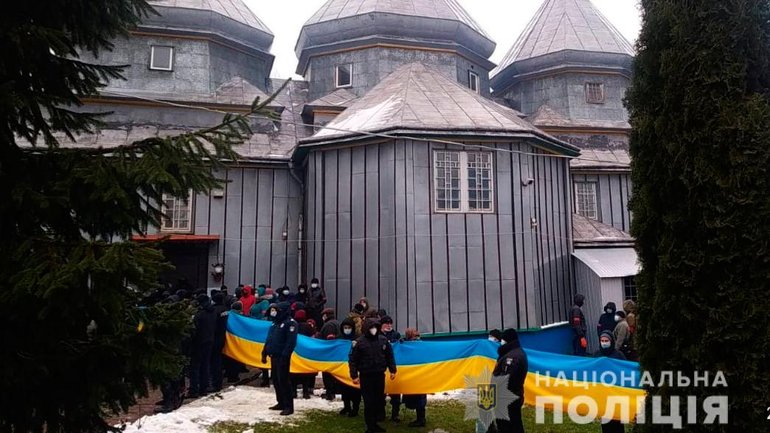 Поліцейські продовжують забезпечувати правопорядок біля церкви на Буковині - фото 1