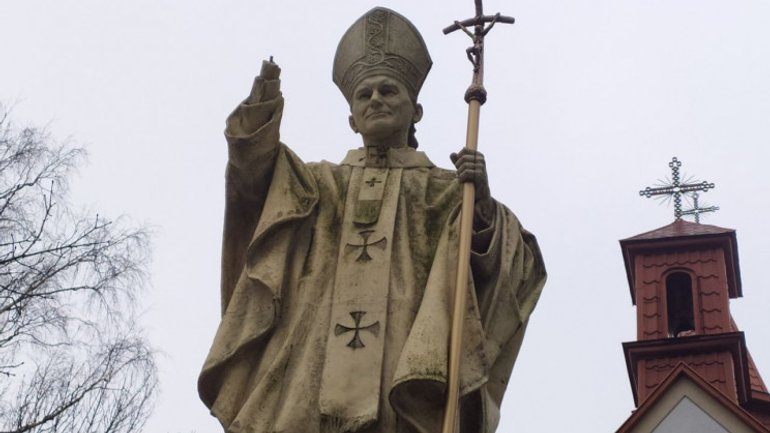 В одну ніч на Львівщині пошкоджено два пам'ятники Папі Іванові Павлові II - фото 1