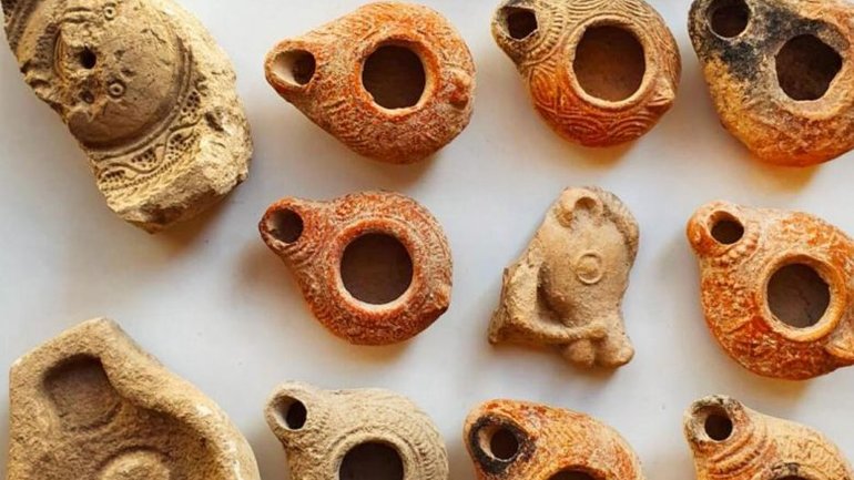 Археологи розкопали стародавні каганці з християнськими та єврейськими символами - фото 1