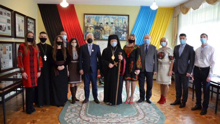 Копію посмертної маски Степана Бандери передав музею єпископ УГКЦ - фото 1