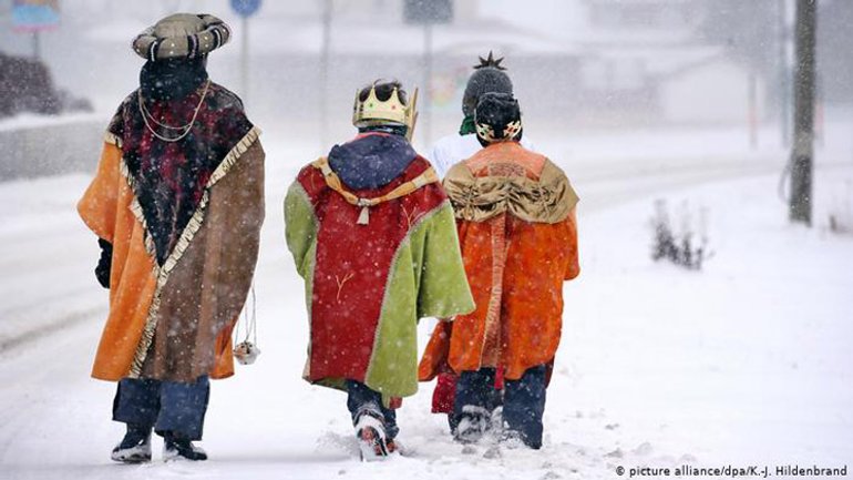 Німецькі колядники, вдягені як троє біблійних царів, ходять із зіркою від будинку та будинку, співаючи та збираючи пожертви - фото 1