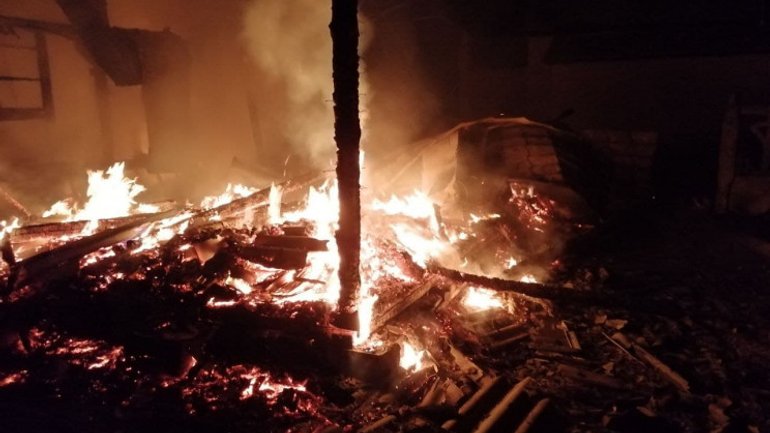 На Київщині виникла пожежа на території церкви - фото 1