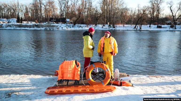 На Водохреще рятувальники обладнали в Україні понад 600 рятувальних постів - фото 1